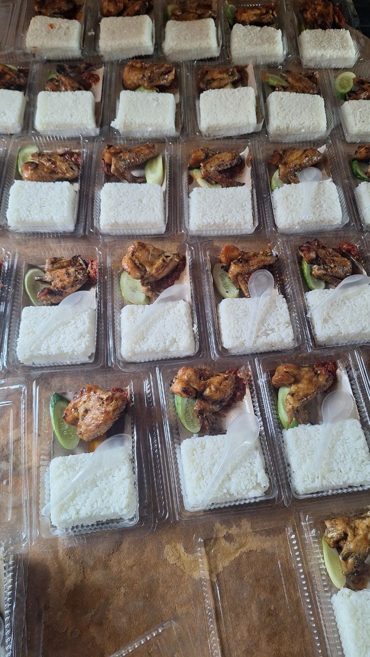 Nasi kotak siap kirim — paket titipan Jumat Berkah untuk sedekah