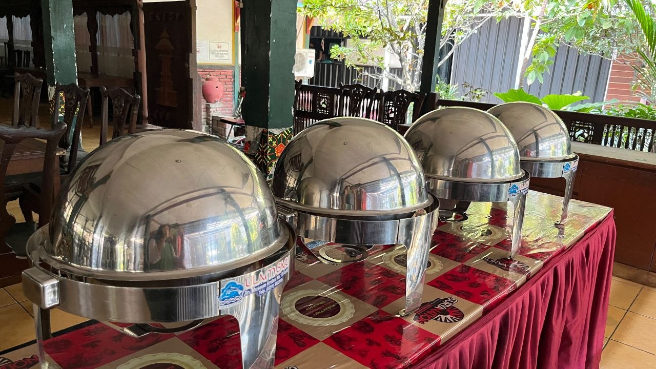 Deretan chafer stainless berisi hidangan prasmanan di meja berkelir merah, suasana pavilion Ulam Sari.